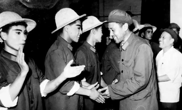 1969年夏，慰问团来到昆明军区访问，后勤部门准备了酸梅汤招待。军区副政委的儿子