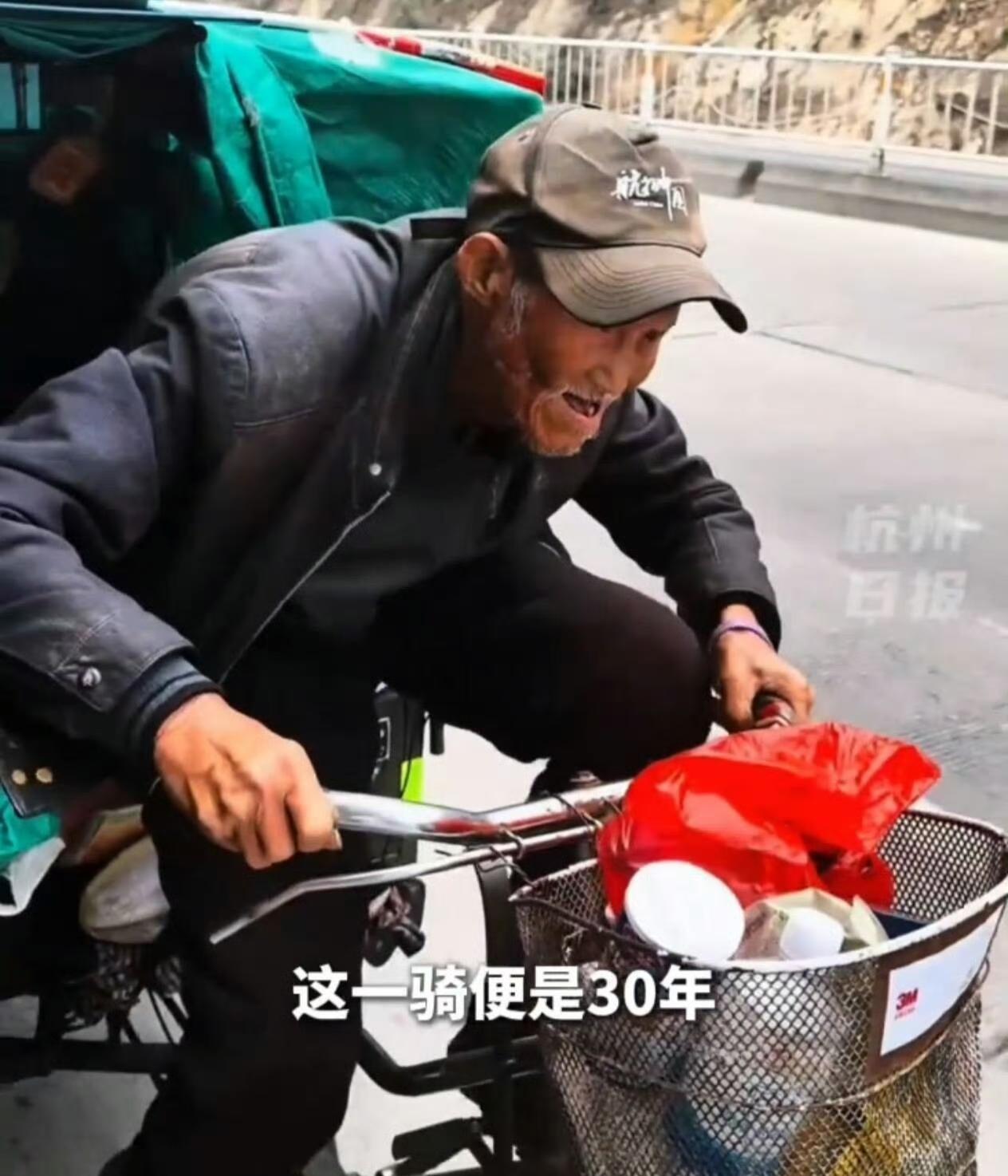 近日福建莆田，90岁张爷爷的故事让人动容。30年前，一场车祸让他失去儿子、儿媳和