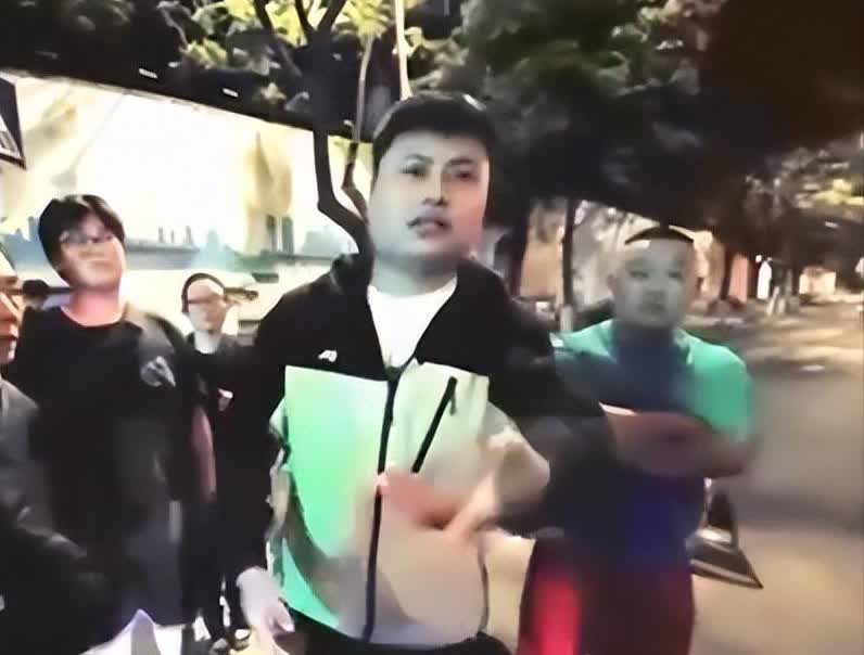 “下次还敢讹人吗！”江苏南京，男子看到老人摔倒受伤，他打开记录仪和手机录像，把老