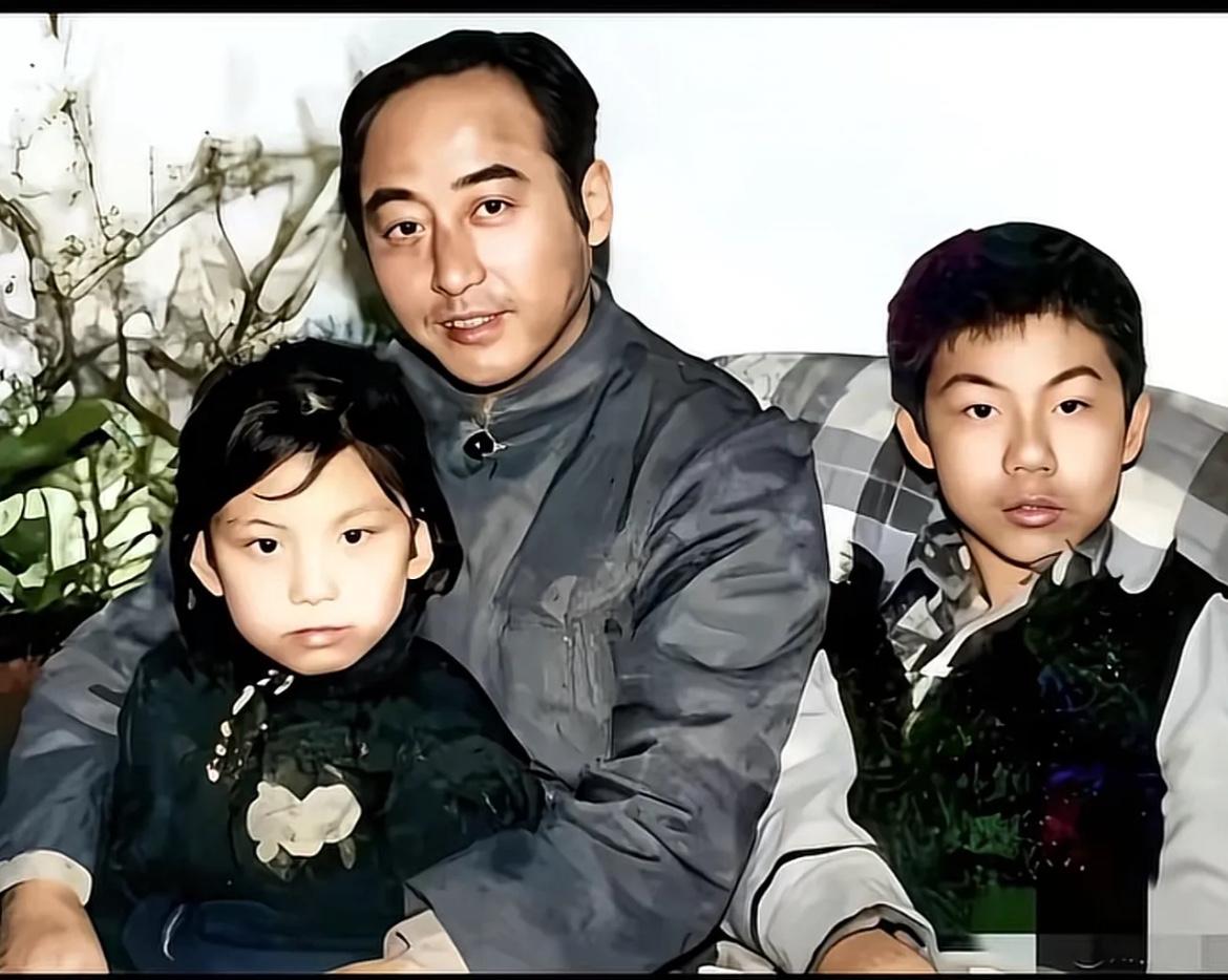 这是乒坛传奇人物庄则栋与儿子庄飚、女儿庄岚在家中的珍贵合影，虽然脸上挂着笑容，但