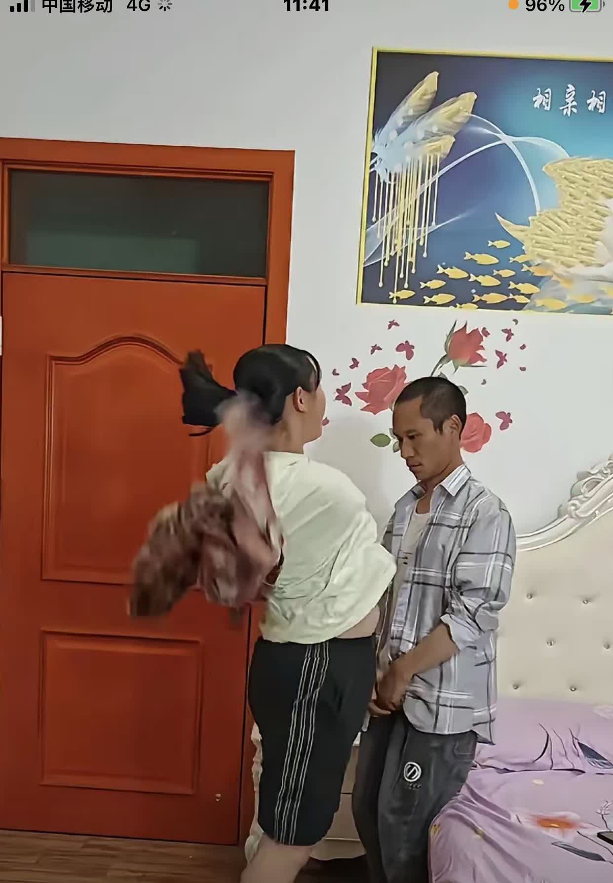 男子偷情回家，被老婆打笑的男人家里丰满大美人，男子外面去消魂。女