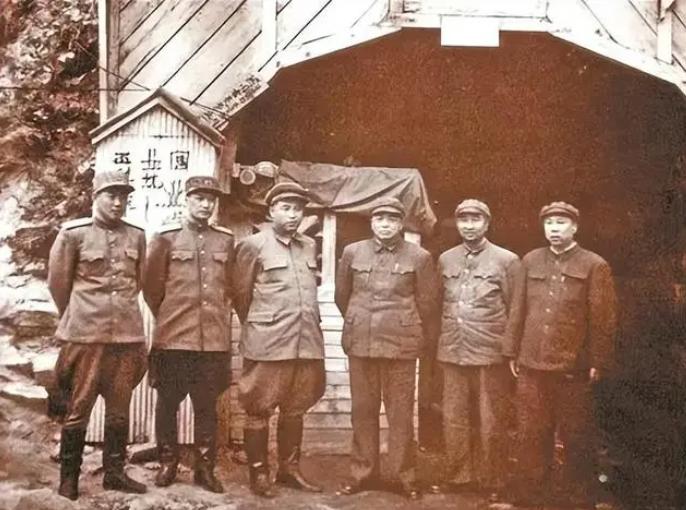 “我不会去参加他的生日！”彭老总愤怒的说道。1950年朝鲜战争爆发后，中国派