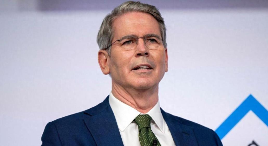 特朗普喊得震天响，私底下却认了怂！就在昨天，一则重磅消息炸开了锅：美国财政部的高