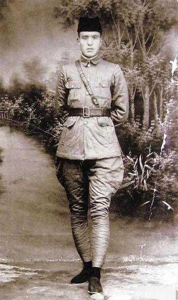 1941年底，驻苏武官郭德全去莫斯科赴任，途经迪化时，受到盛世才热情接待。酒