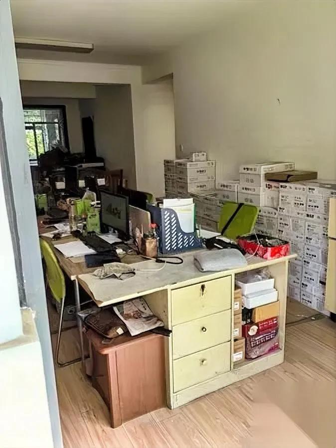 居民楼里藏着神仙公司？面试推开客厅门我惊住了——老板坐在沙发上招呼我，客厅摆