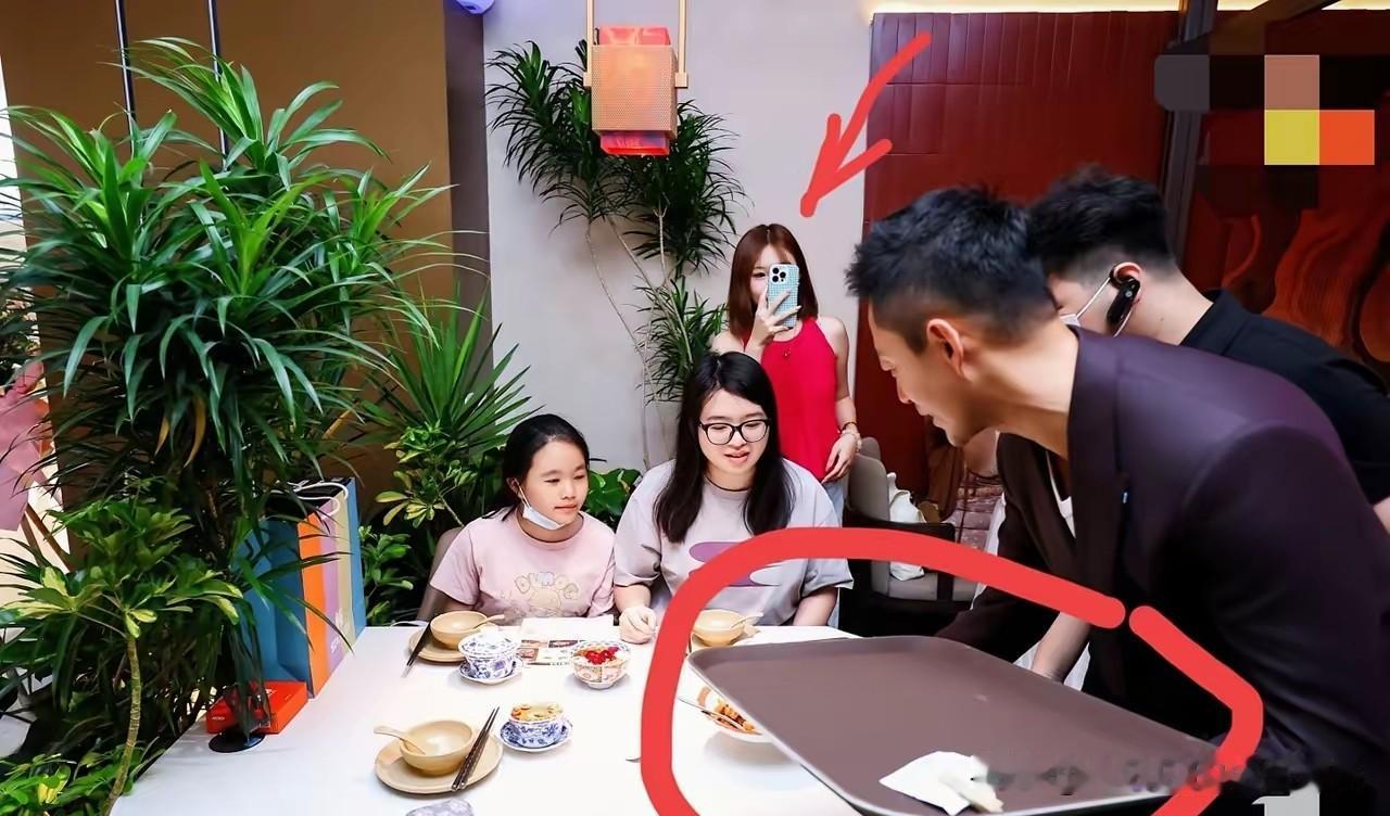 哇塞汪小菲终于低下头端盘子了，真是不多见，想当初就是全网喊，也没见他下场怕，还是