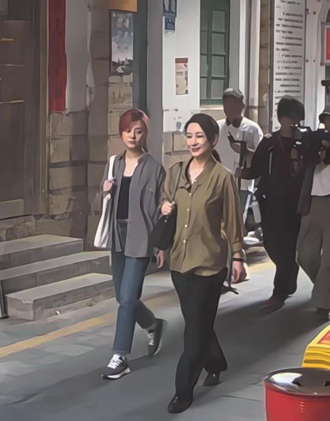 厦门街头偶遇孙俪拍戏，她一头红发配朴素衣着，淡妆下略显疲惫却难掩气场。手持剧本专