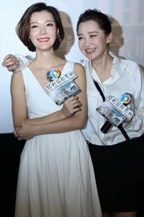 许晴车晓同台一站，才懂风情万种和端庄大气压根两码事​