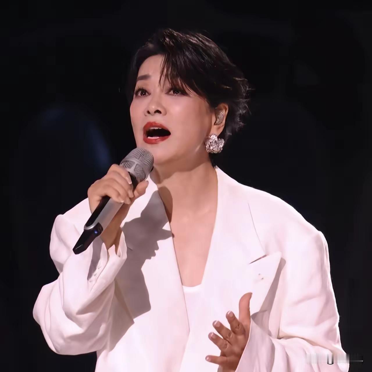 真不是我说话难听，今晚这个歌王头衔，齐豫配不上，胡彦斌也配不上。唯一能配的上的