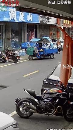 这家长格局大！江苏一小男孩玩耍时突然冲到路上，女子骑电动车避让不及时直接将其撞倒