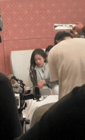 这是真实的拍摄现场，让那些把自己女儿送去艺校的家长们看看。挣扎是“入戏”，一