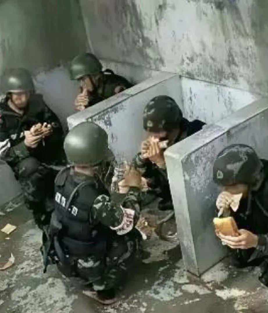 武警叔叔，居然还有这样的训练。够恶心的，这样的训练起到什么作用？