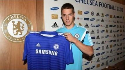 【切尔西官方宣布签约19岁新星】北京时间7月10日消息，英超豪门切尔西俱乐部周