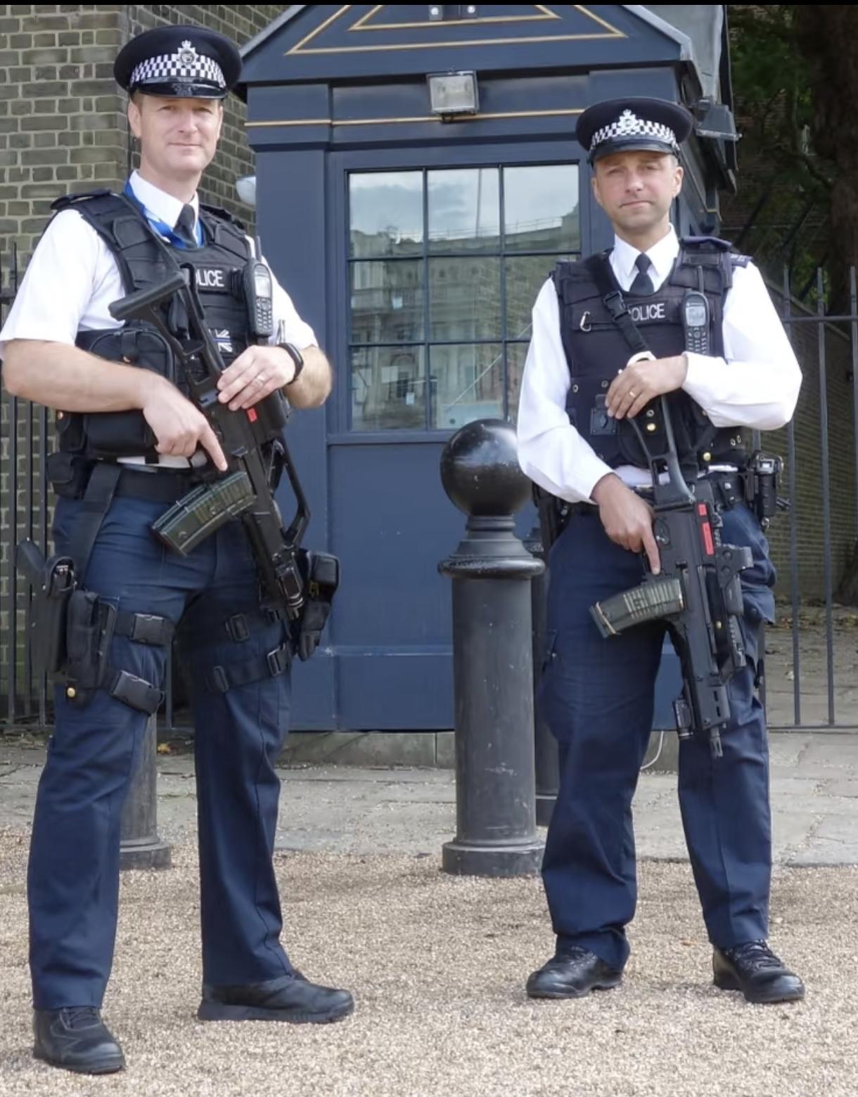 英国大部分警察什么枪都不带，就带根棍，北爱尔兰除外。而苏格兰场是特警单位，与众不