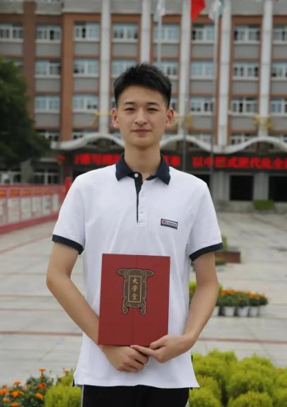 四川一名男孩，今年考上了浙江大学，生父与继母分文不出，继母开口便称无钱供养，生父