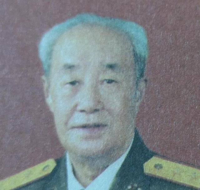 1961年，原沈阳军区司令邓华上将前往川西高原视察，路遇驻军第130师。师长董占