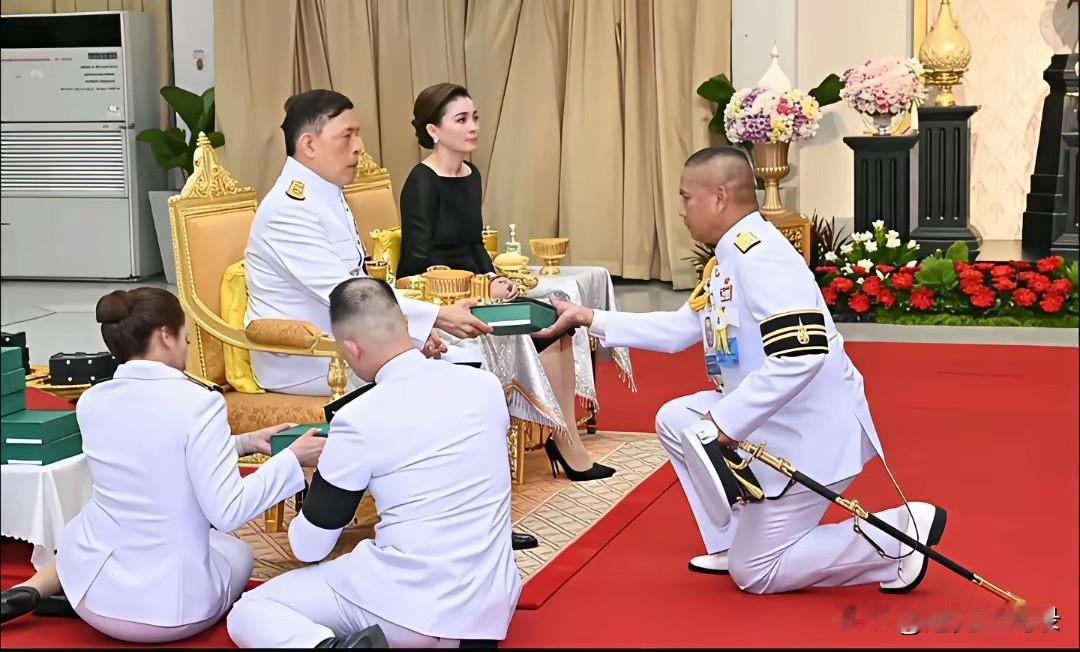 9月24日，泰王玛哈带着苏提达王后、欧拉弄一起亮相，苏提达伞下优雅跟随，欧拉弄冒