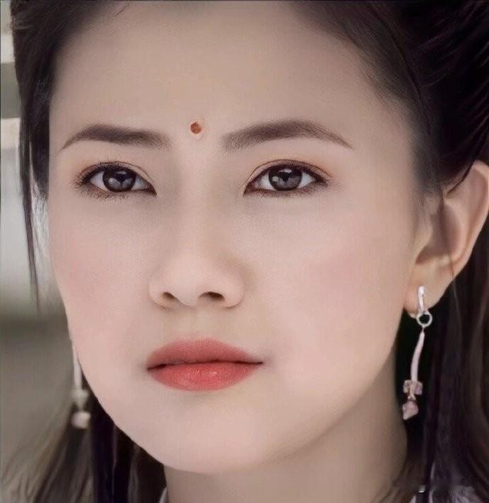 高圆圆还在演戏，大家都说她没老，可没人真说清为啥。我翻了她最近的采访和剧照，又