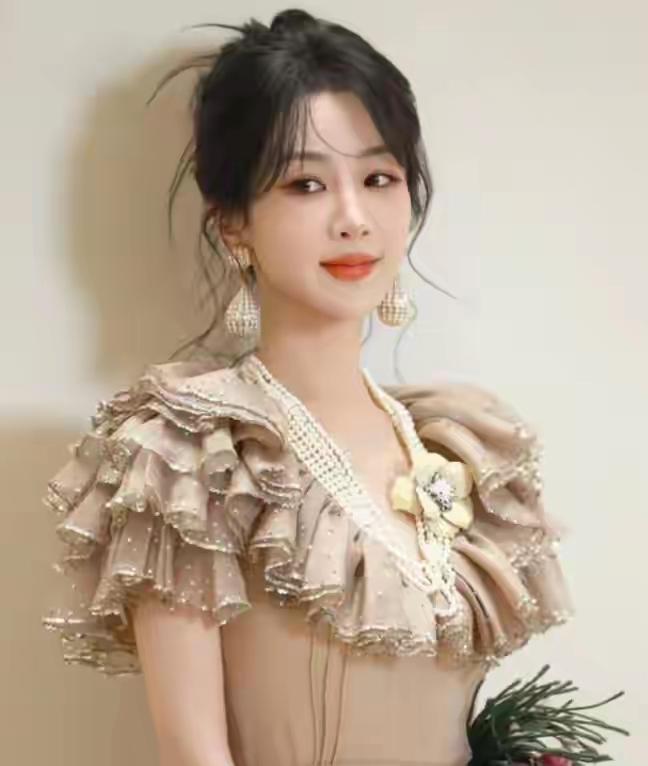 杨紫最近终于说清自己的感情状况了，和秦俊杰的复合传闻也彻底有了答案。她2018年