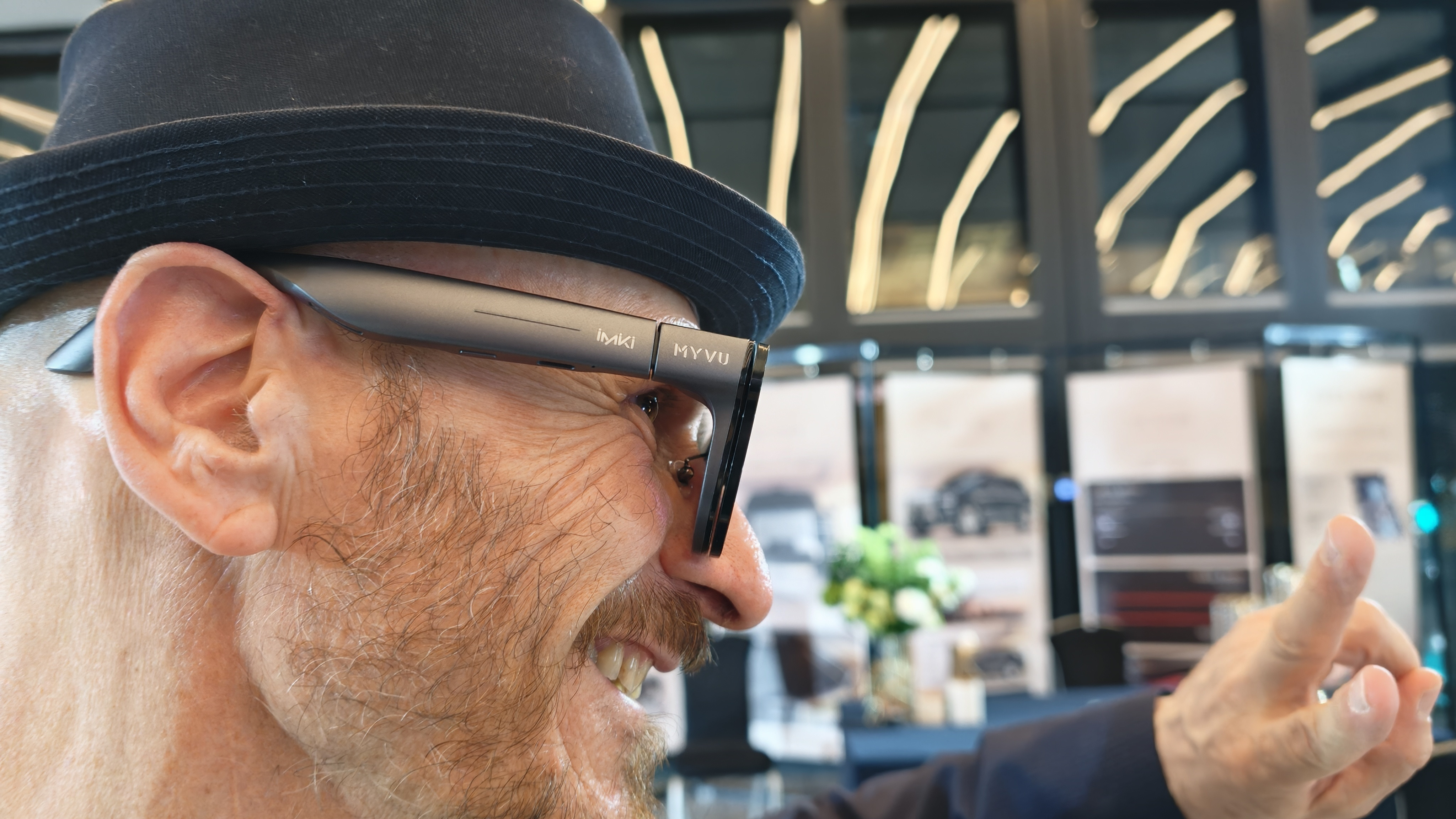 大家看这是啥！！！我发现这位外国友人用的是MYVU的眼镜，意大利人，用它的翻译功