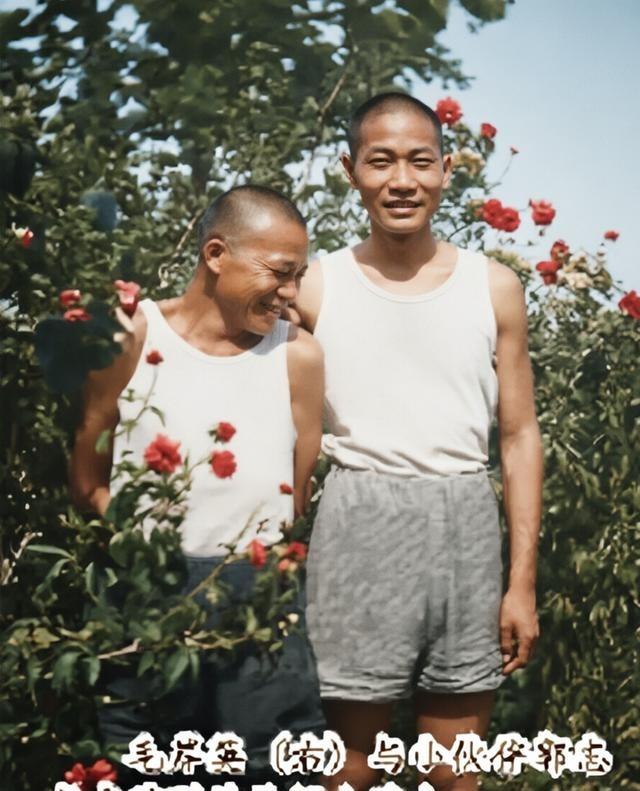 1939年，毛岸英（右）与小伙伴郭志成（郭亮之子）在苏联的林间小路上的彩