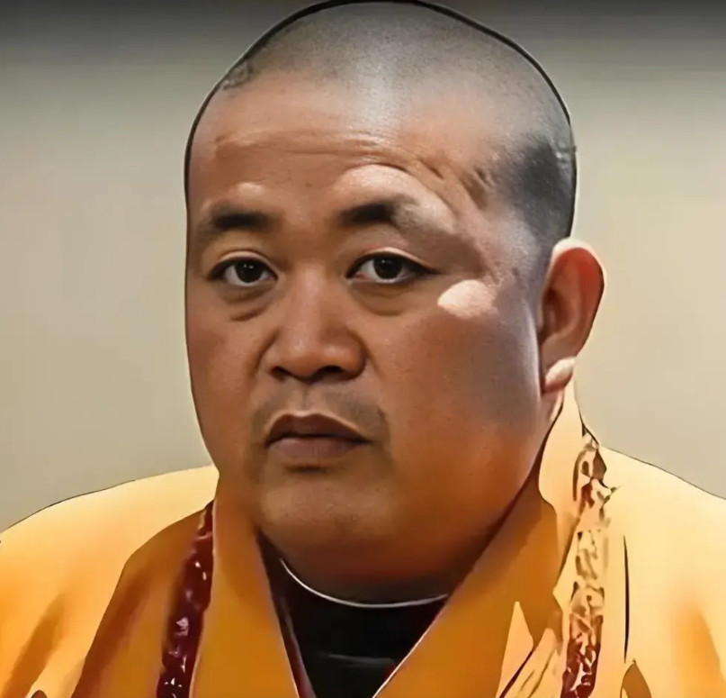 一句话讲清楚，为何释永信这么多年来屹立不倒，被多次举报而不被处理？先来看看他的头