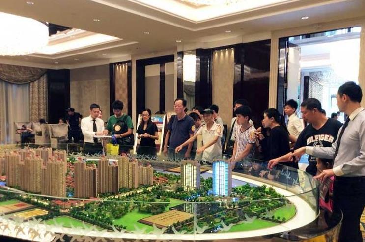 二手房市场更是魔幻现实主义。中介小哥张口就是