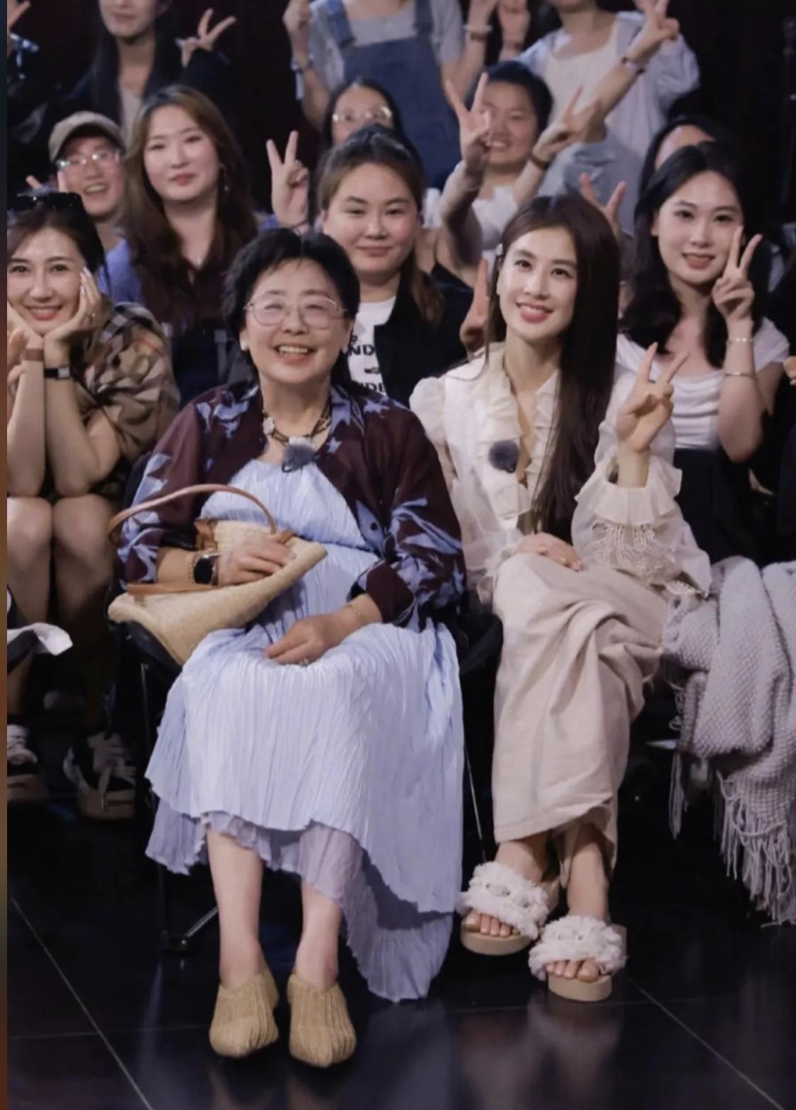 邓传理老师对黄圣依的托举真是拿得出手。黄圣依刚刚和扬子录制了再见爱人4，成