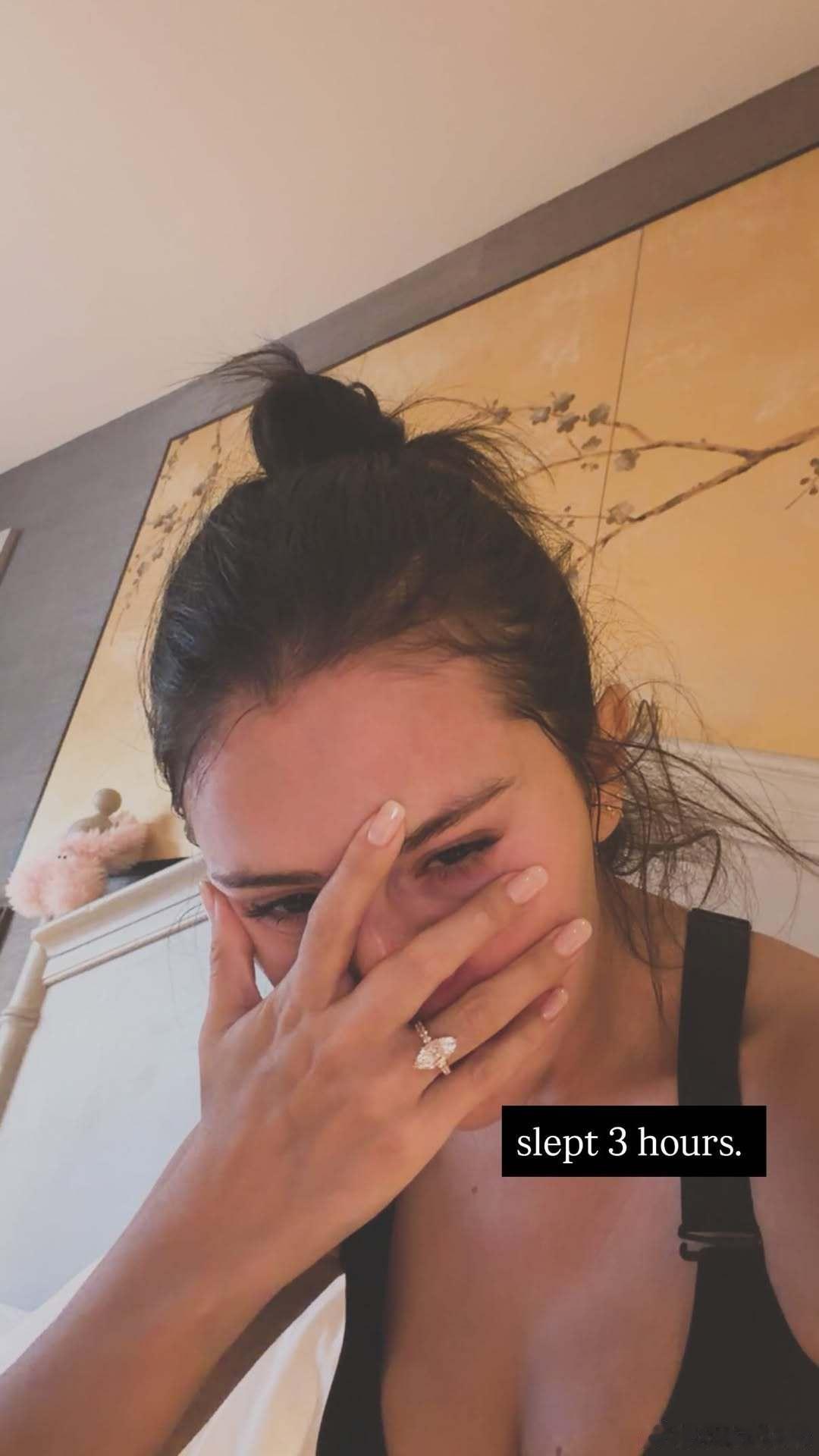 SelenaGomez赛琳娜戈麦斯晒起床照，为了追NBA只睡了三个小时又要去上