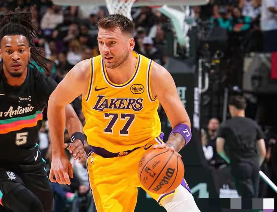 湖人目前的问题如下：1：没有詹姆斯，就不会打球了，老詹在湖人队中起到“润滑剂