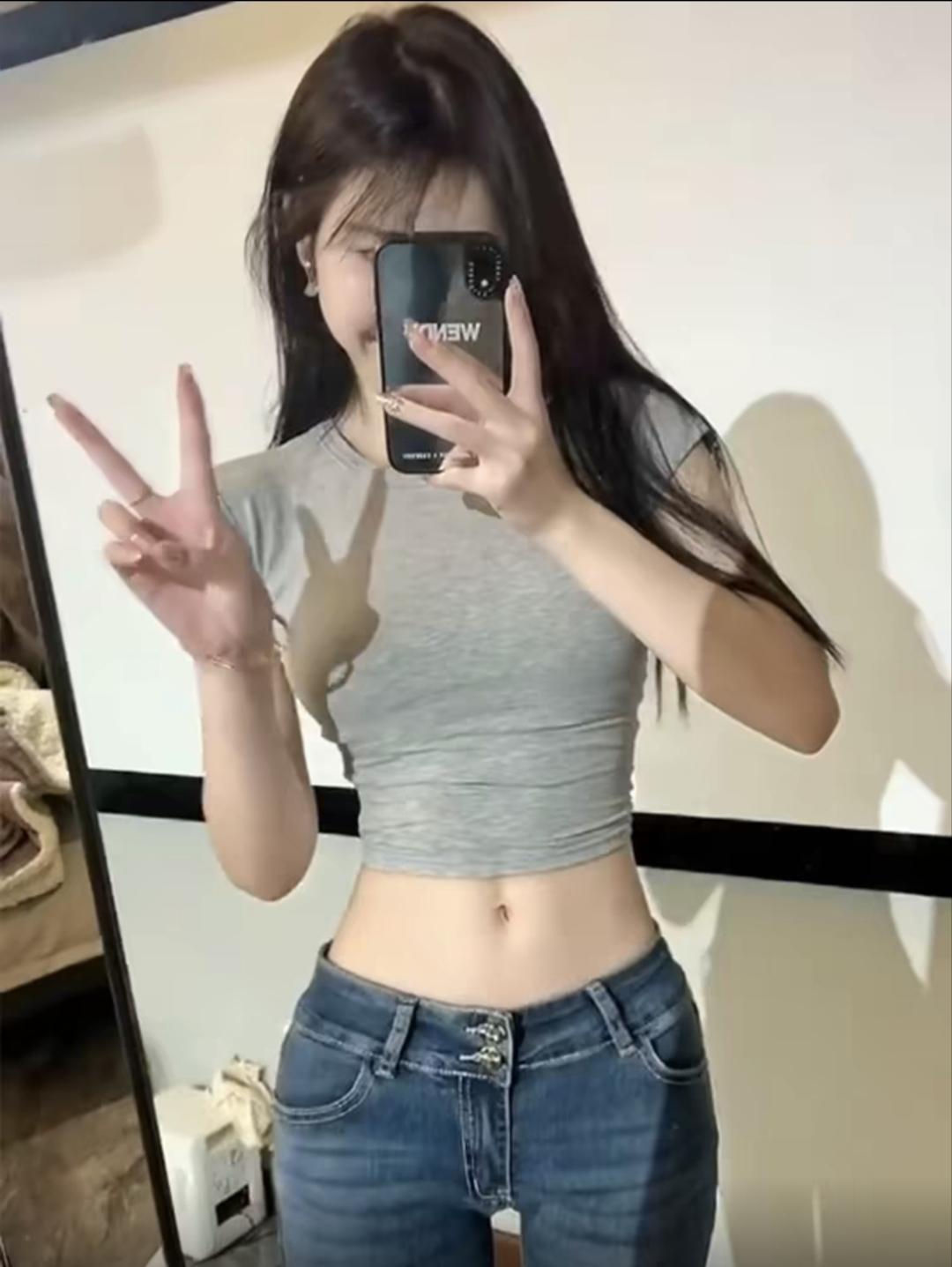 为什么女生穿裤子不爱系皮带？三个字：不需要。现在裤子高腰弹力，版型自带收