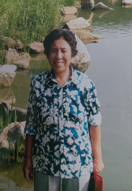小时候我很不愿意母亲回娘家，因为母亲的娘家远，去一次就要十天半月。我爸说，路费钱