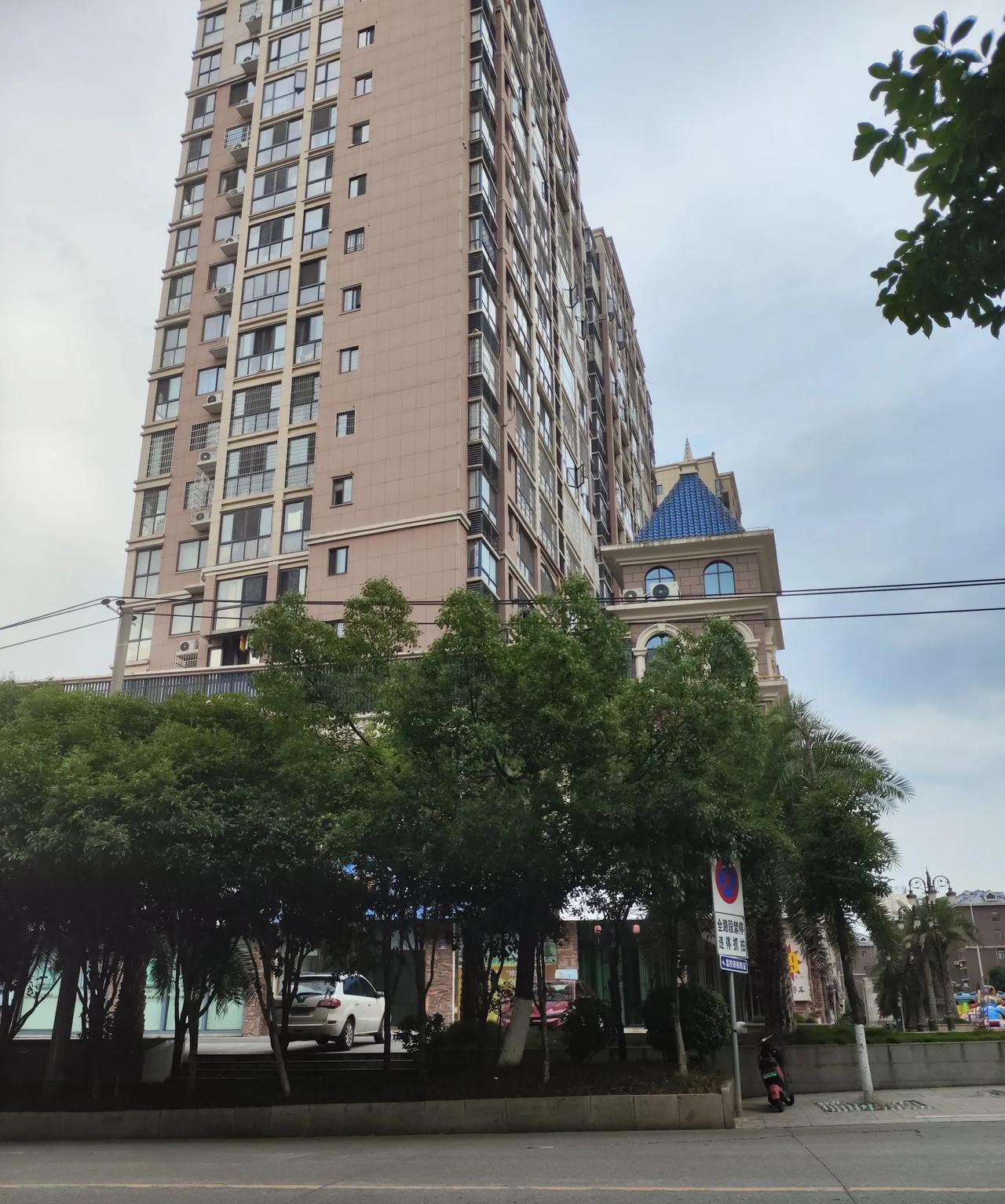 某局长即将另有重用，女副局长知晓消息后，便请局长到酒店用餐，席间女副局长显得格外