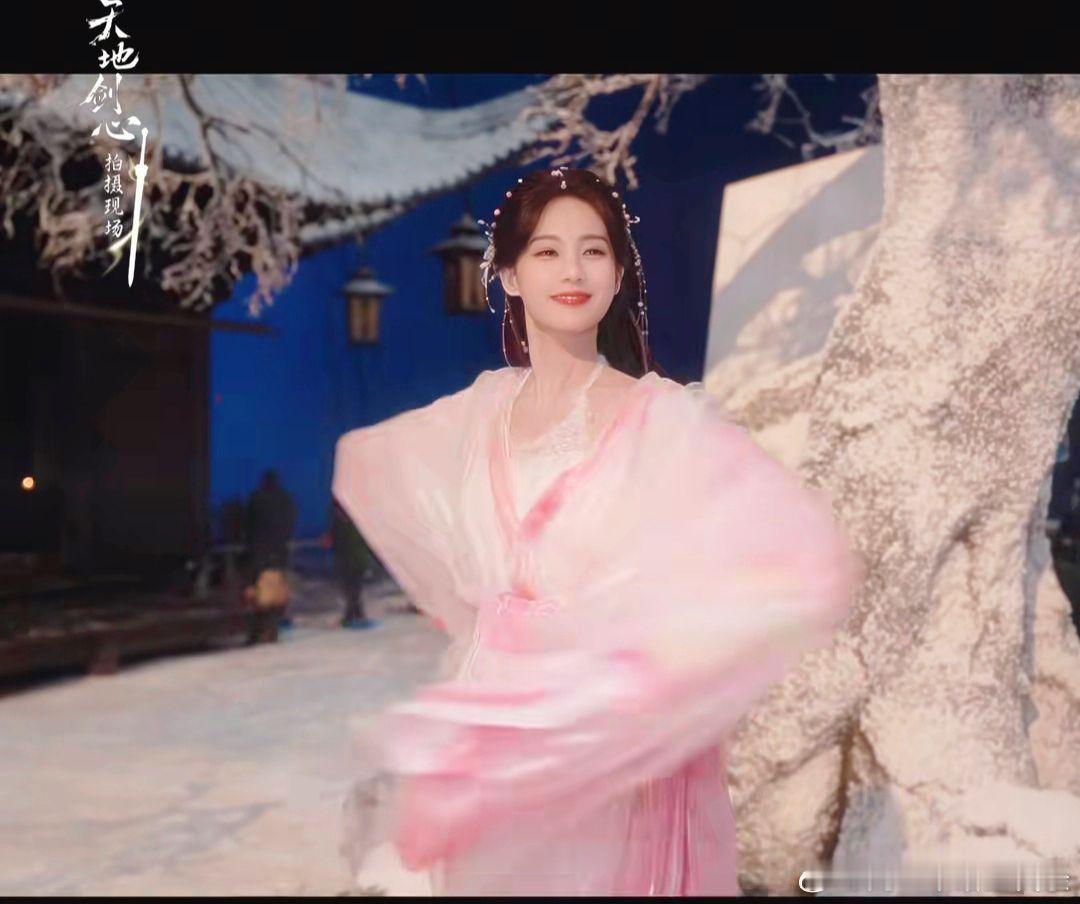 李一桐李一桐《天地剑心》演清瞳，这粉色战损造型也太绝了！浅粉纱裙衬得人