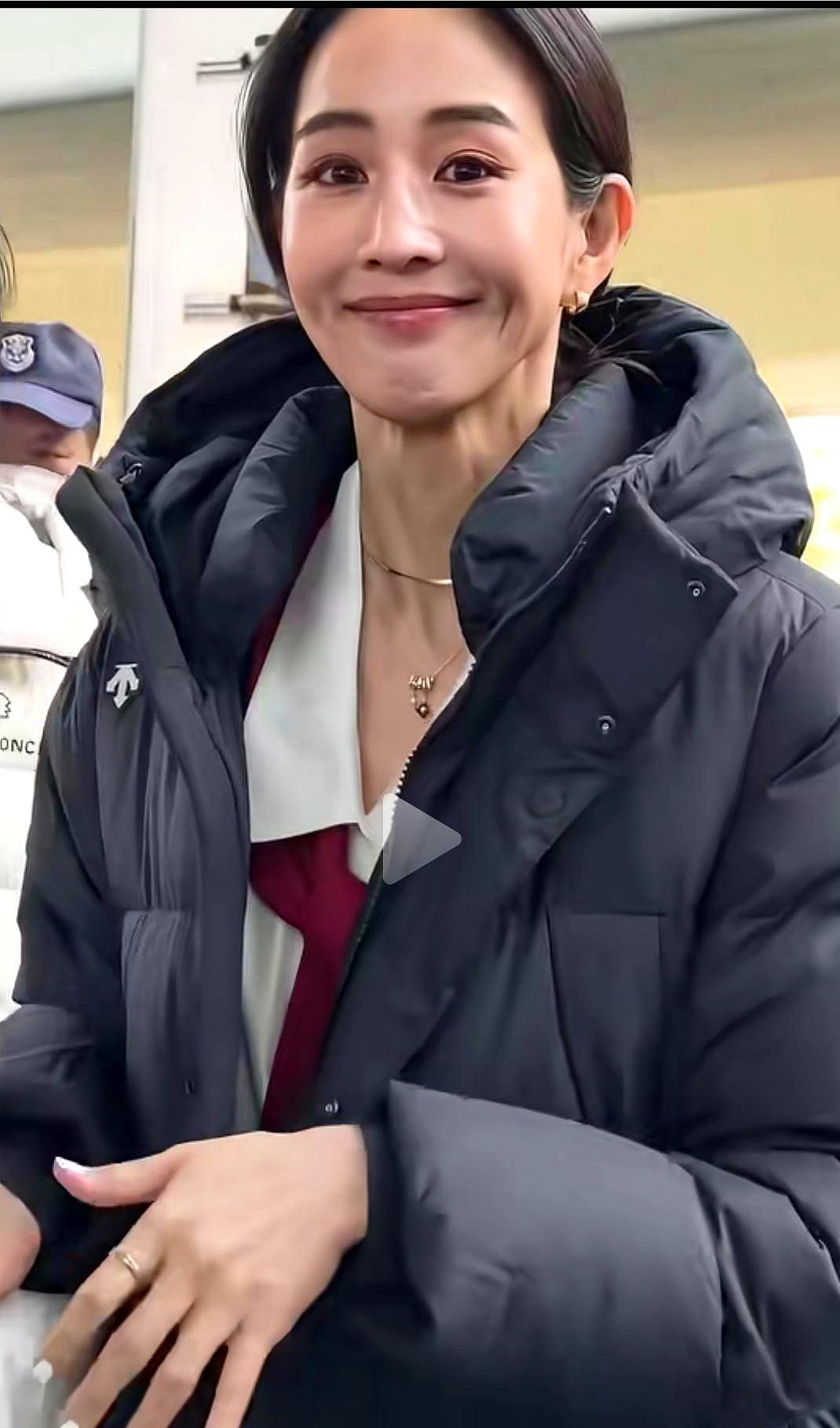 镜头怼到脖子，几条颈纹被说成“断崖式衰老”。笑死，她刚跑完33亿路演，下一秒就