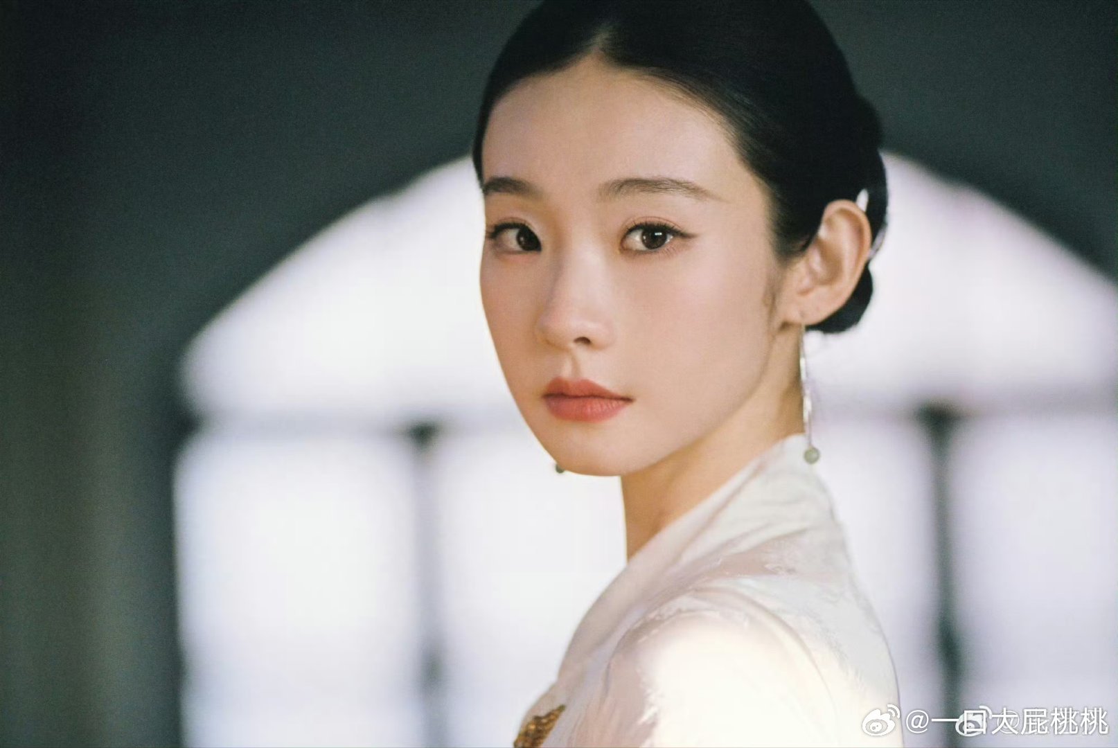 张艺凡白玉兰旗袍写真，民国本子来一个吧！