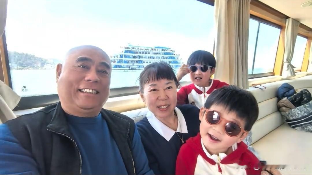 2月21日，老苏总更新云南洱海旅行vlog，一家6人全员出镜，好温馨的画面。