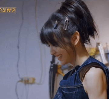 田曦薇这体格和她的脸也太不匹配了！使劲锯木头时，手臂这肌肉线条可不是闹着玩的，还