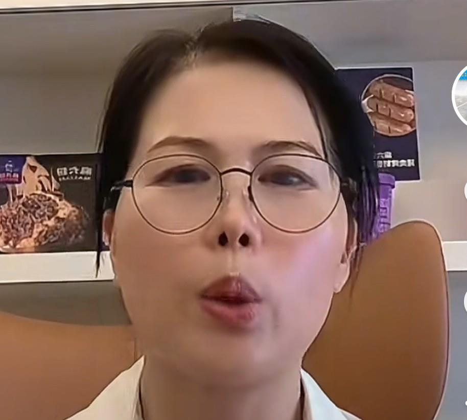 汪小菲家的保姆第一眼看着不舒服，几次在直播间对着网友一阵猛怼，说话难听，好像她是