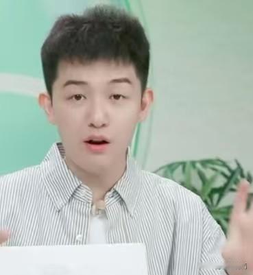 以前的董董，直播间里谁都不惯着，一言不合就开怼，有黑粉来捣乱，他那是直接硬刚