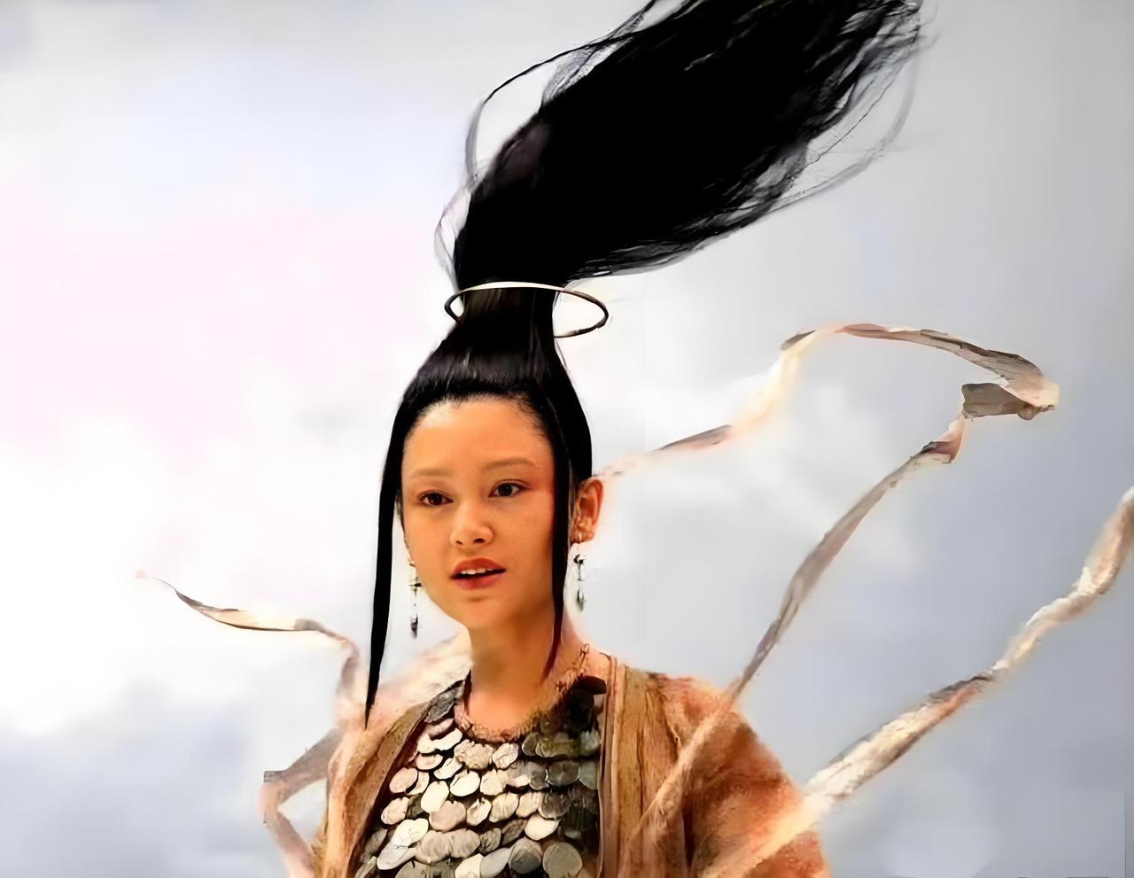 忽然发现《无极》中陈红的造型疑似抄袭图一是她在电影里的造型，图二是个神仙搞笑