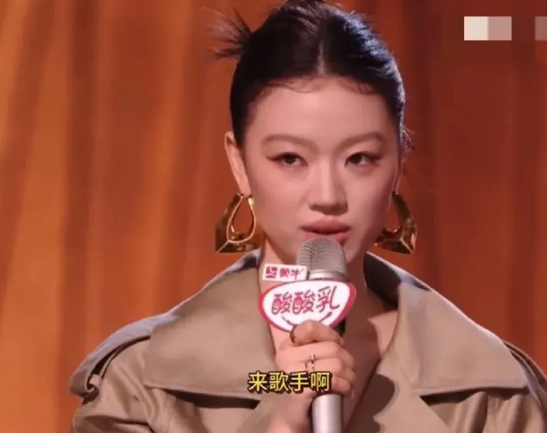 单依纯绝对是不小心把心里话说出来了，何炅问她有没有什么后悔的，她脱口而出“来歌手