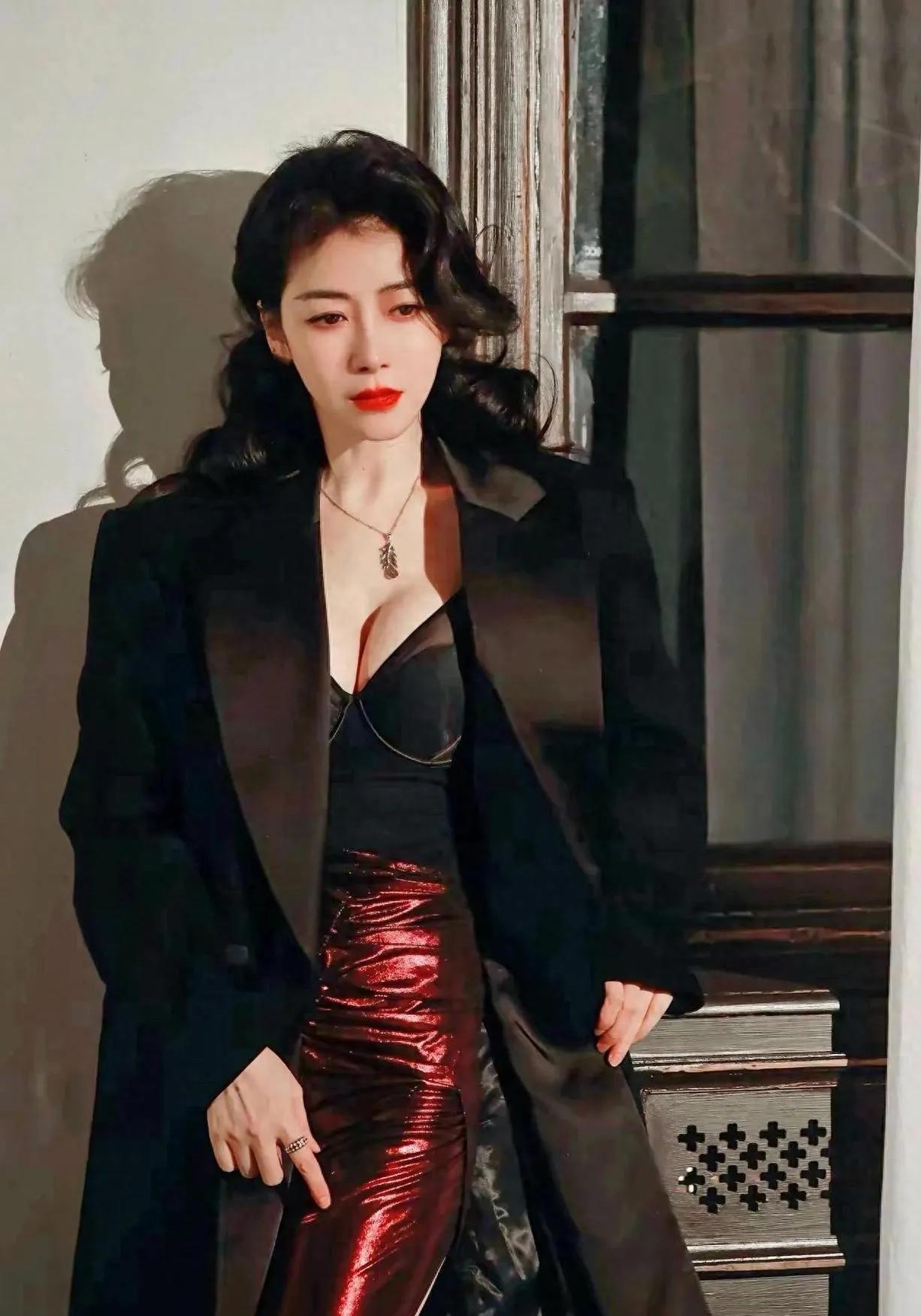 陈紫函这一身，直接把“女人味”焊在身上了吧！黑西装敞开穿配内搭，又飒又媚！