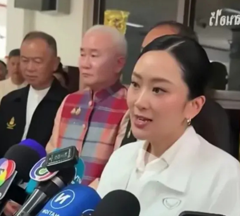 还是佩通坦敢说。据泰国媒体报道：佩通坦对记者表示：泰国和柬埔寨发生军事冲突的