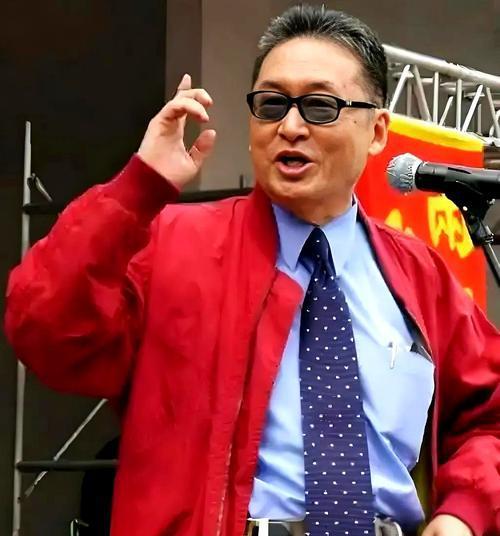 李敖曾说过一段极其刺耳，却字字戳穿人性的真话：“一个人在社会上，礼貌是没有用，谦