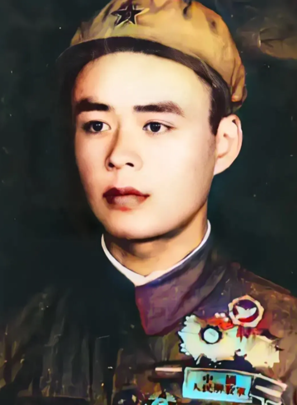 1952年10月，美军猛攻上甘岭，黑压压的一片压了上来。这时，16岁战士唐章洪突