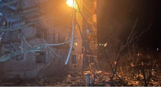 11月17日凌晨，俄罗斯对哈尔科夫州重镇巴拉克列亚市发动导弹袭击，造成人员死亡，