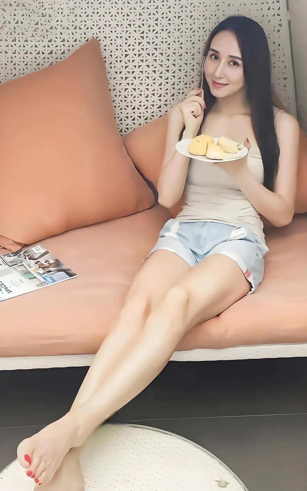 胡静，坐在沙发上吃早餐。