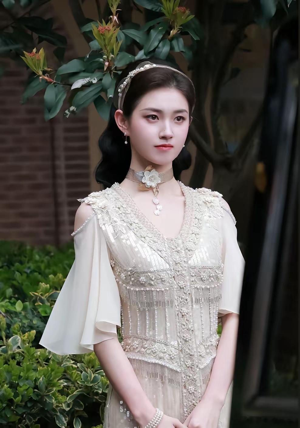 郭宇欣推掉月入两百万的短剧商单，转身去长剧里演女二号，片酬四十万。短剧女王为何甘愿在长剧做配角？答案