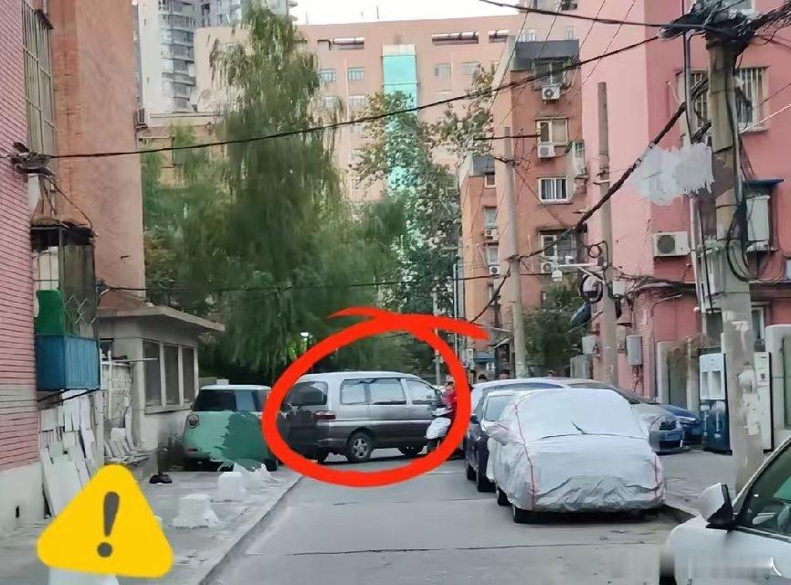 大清早刚出门，就被这辆横在单元门口的“拦路虎”气得血压瞬间飙升，车窗上没留联系电
